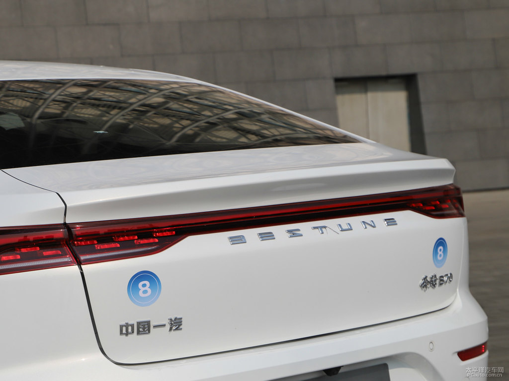 珍珠白奔騰B70車尾外觀圖片