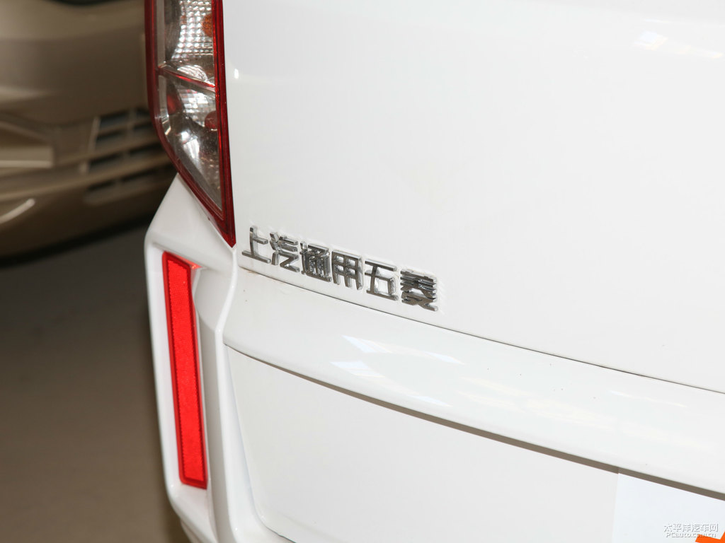 極地白五菱宏光PLUS車尾外觀圖片