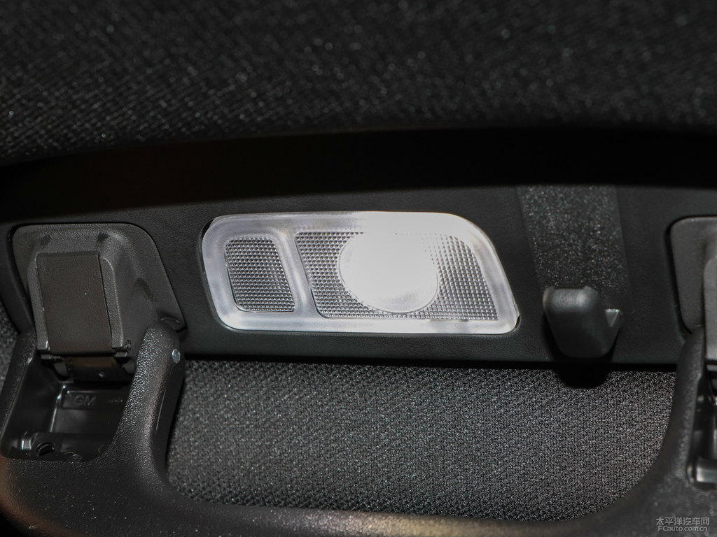 鉆白凱迪拉克XT4車廂內(nèi)飾圖片