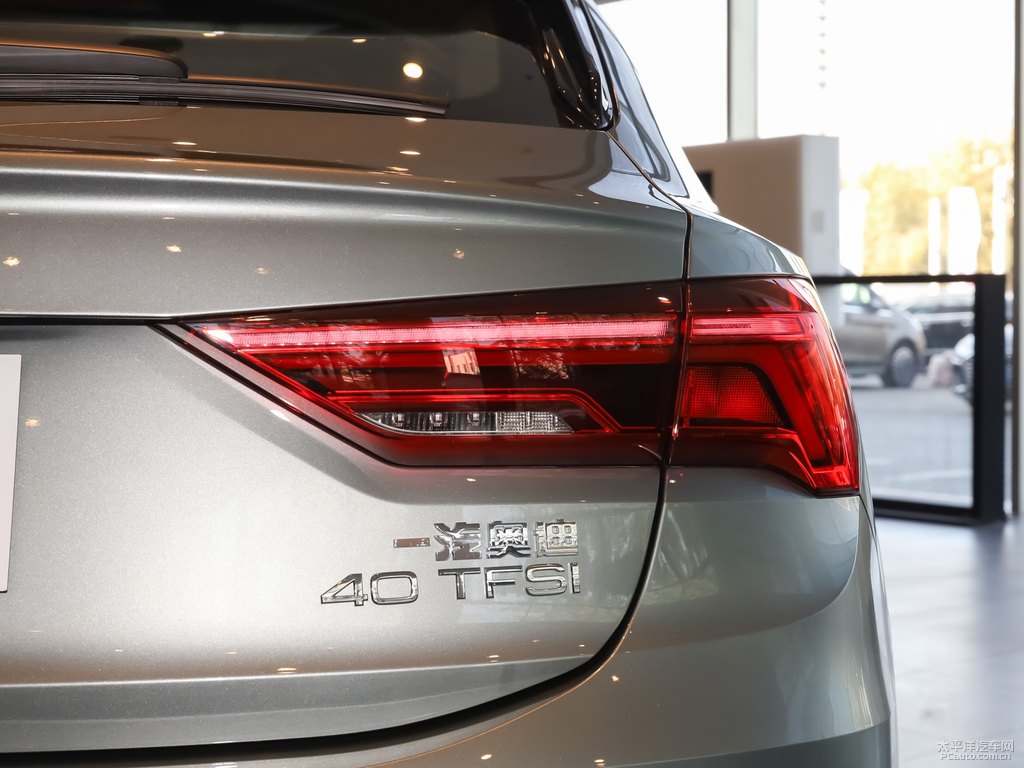鱷魚綠奧迪Q3 Sportback車尾外觀圖片