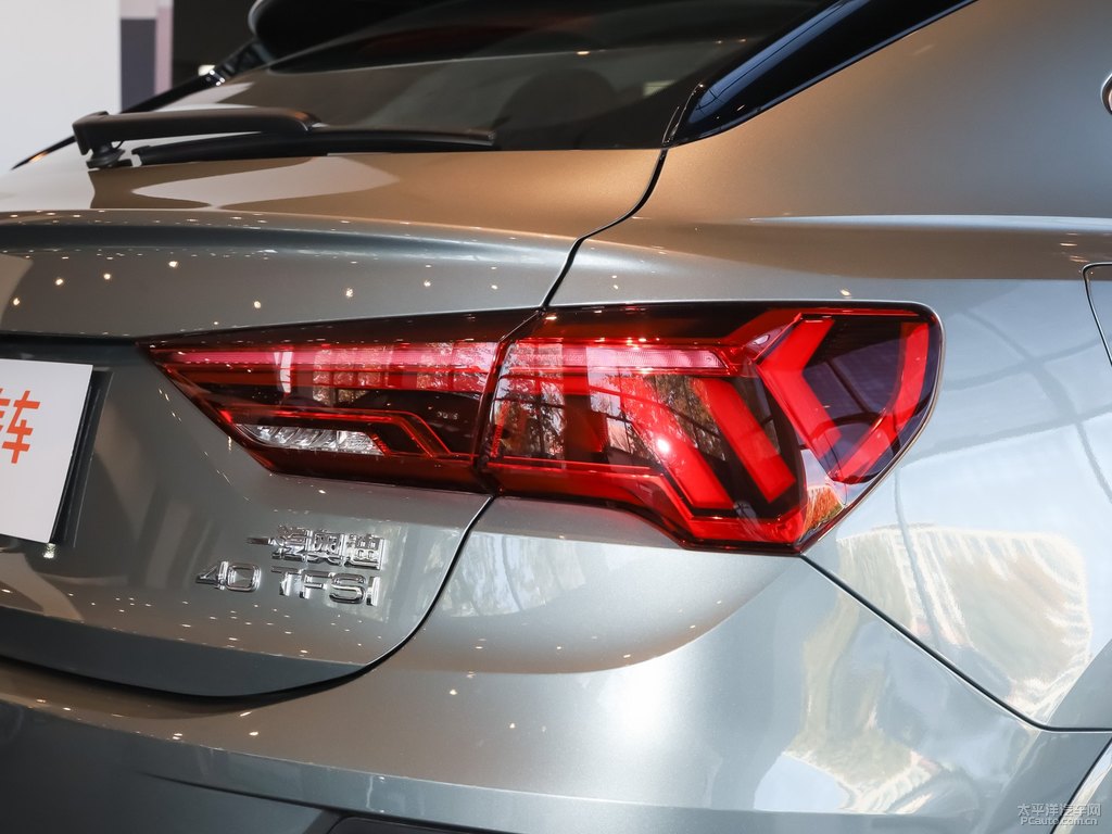 鱷魚綠奧迪Q3 Sportback車尾外觀圖片