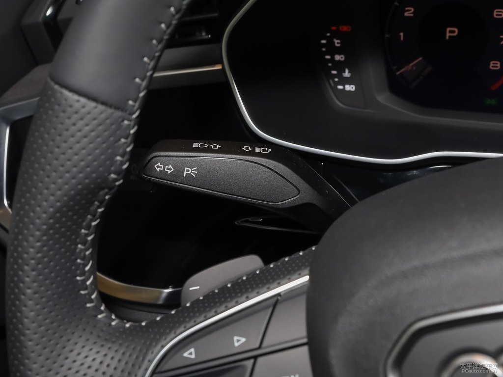 鱷魚綠奧迪Q3 Sportback中控內(nèi)飾圖片