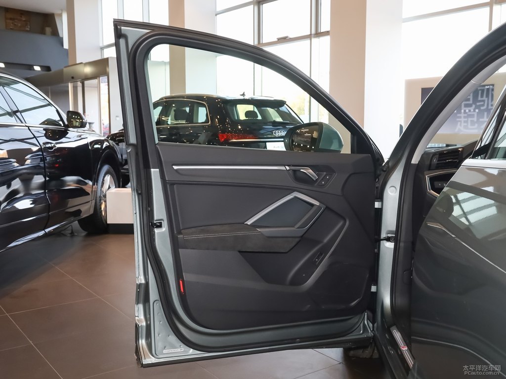 鱷魚綠奧迪Q3 Sportback車廂內(nèi)飾圖片