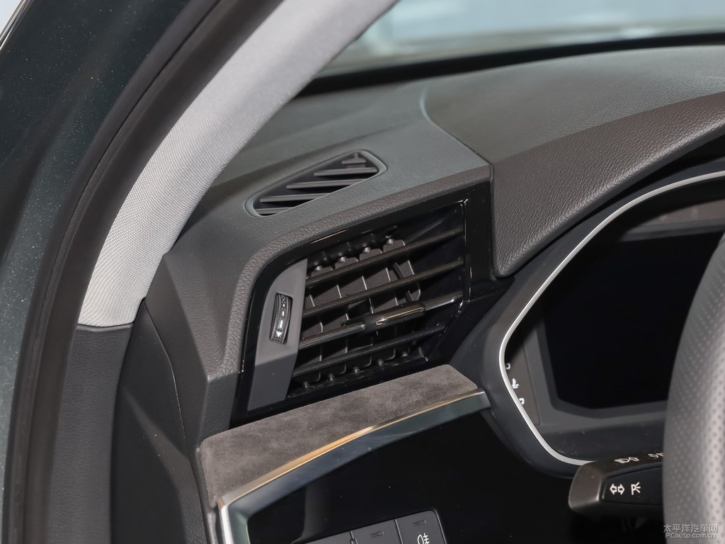 鱷魚綠奧迪Q3 Sportback中控內(nèi)飾圖片