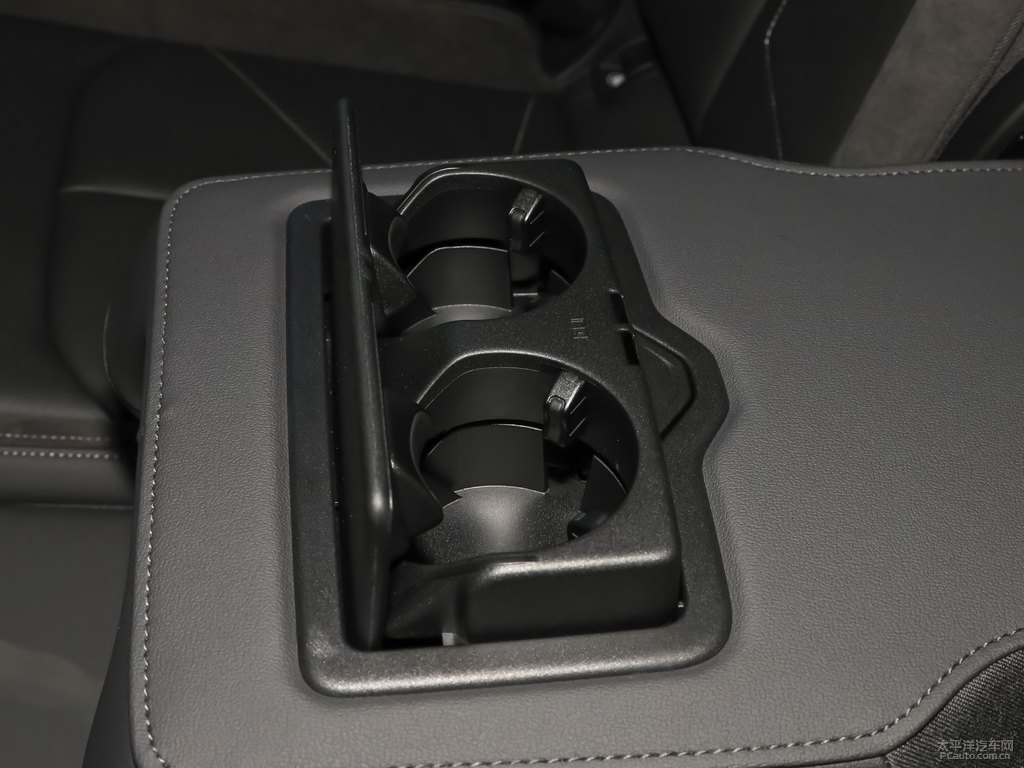 鱷魚綠奧迪Q3 Sportback儲物空間空間圖片