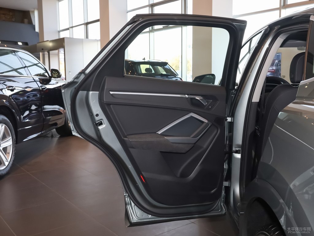 鱷魚綠奧迪Q3 Sportback車廂內(nèi)飾圖片