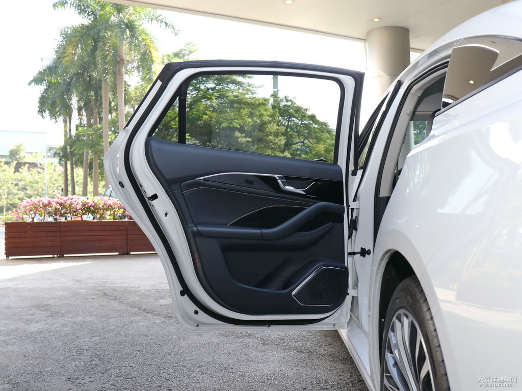 珍珠白奔騰B70車廂內(nèi)飾圖片