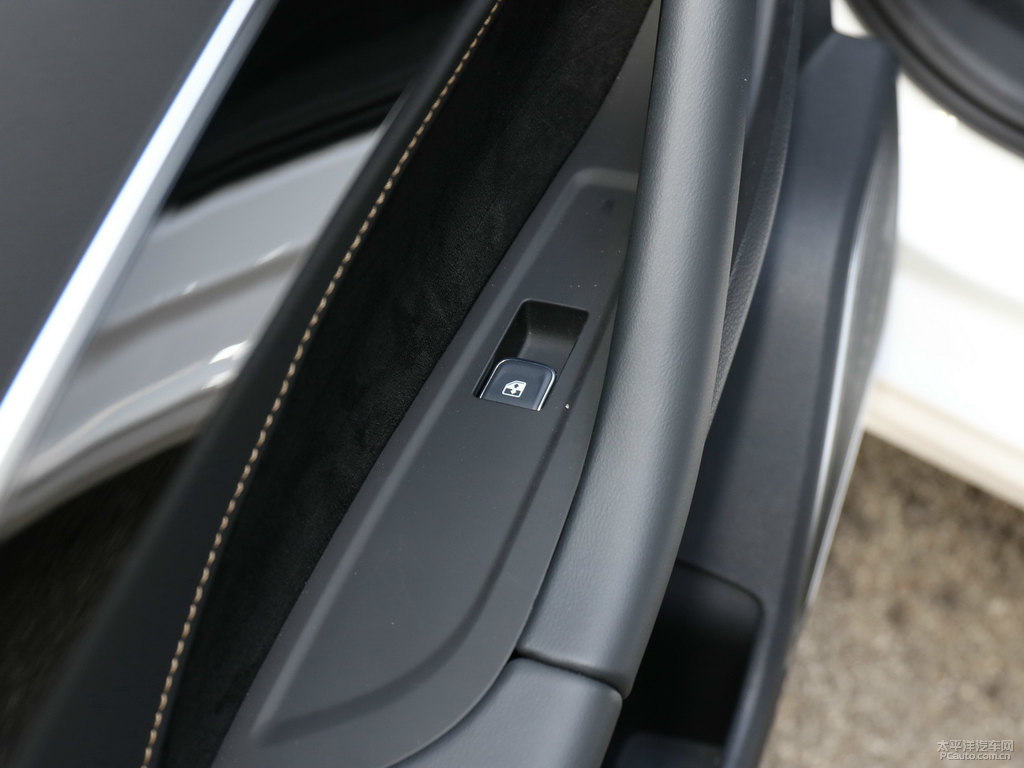 珍珠白奔騰B70車廂內(nèi)飾圖片