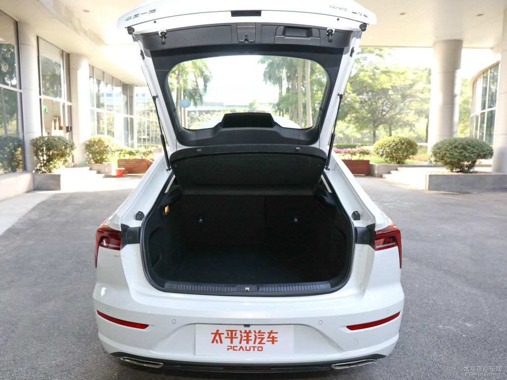 珍珠白奔騰B70后備廂空間圖片