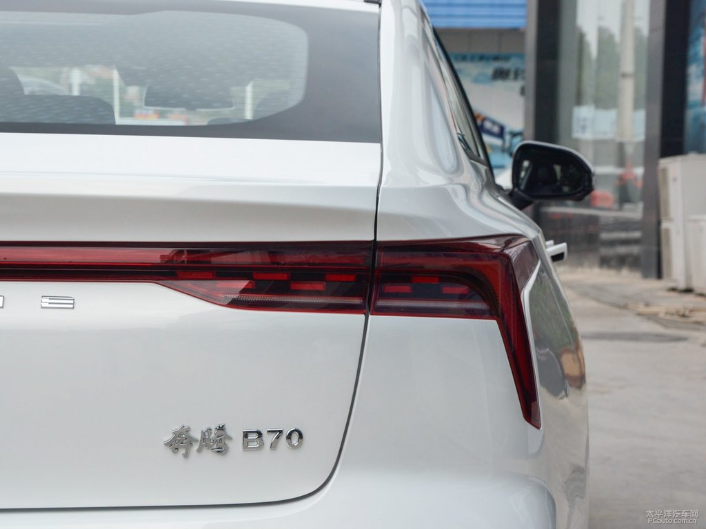 珍珠白奔騰B70車尾外觀圖片