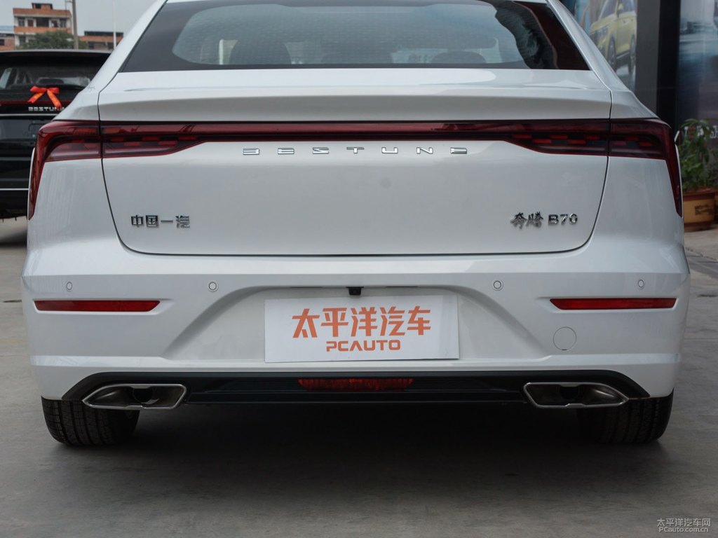 珍珠白奔騰B70車尾外觀圖片