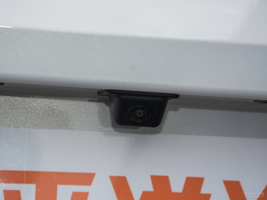 珍珠白奔騰B70車尾外觀圖片