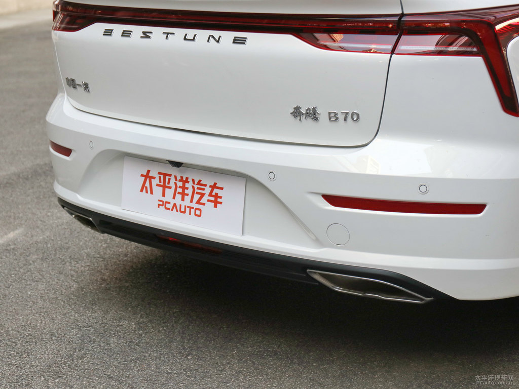 珍珠白奔騰B70車尾外觀圖片