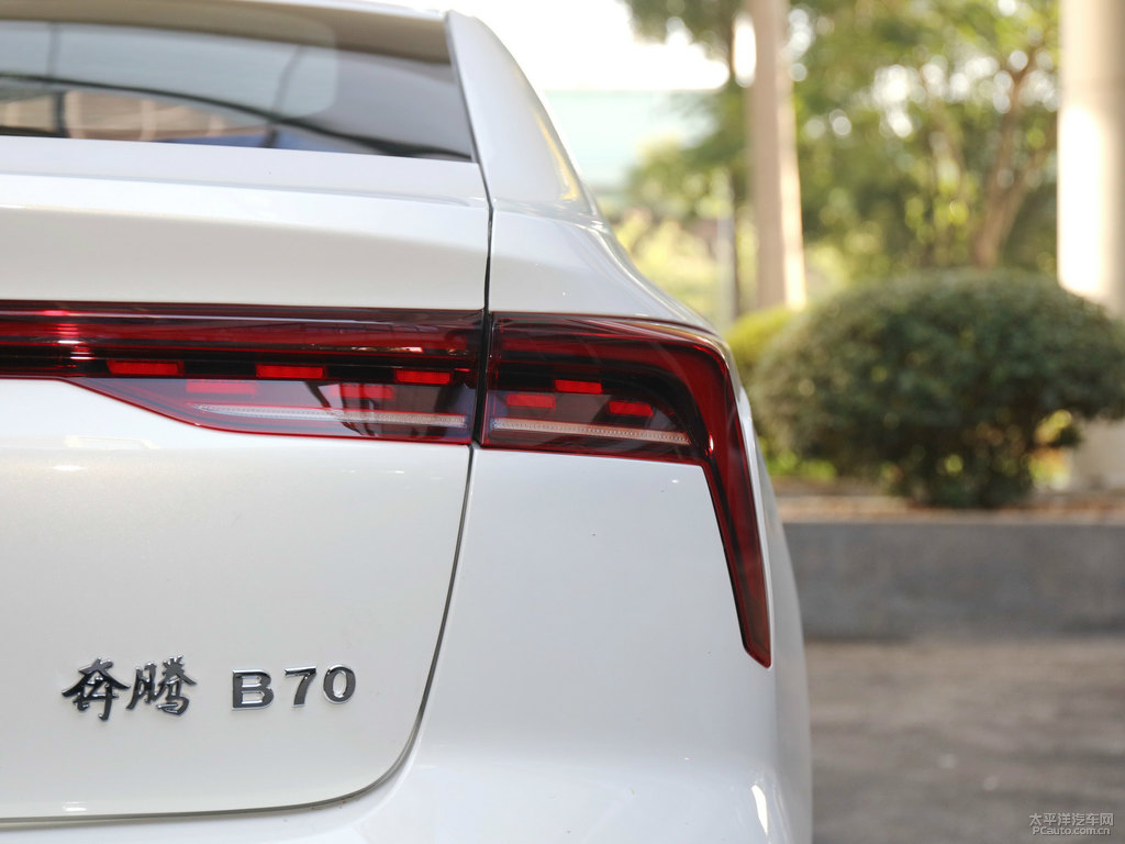 珍珠白奔騰B70車尾外觀圖片