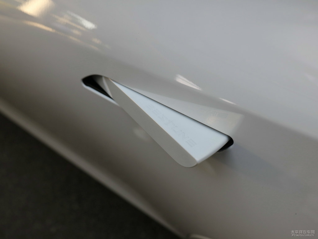 珍珠白奔騰B70車身外觀圖片