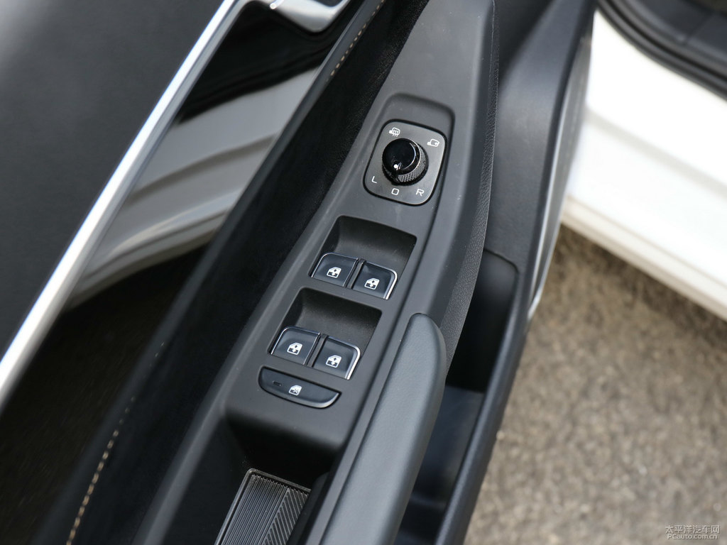 珍珠白奔騰B70車廂內(nèi)飾圖片