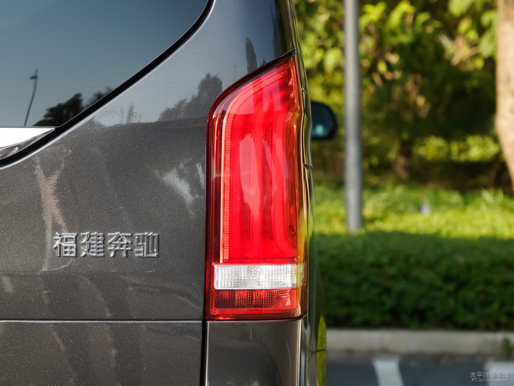 石墨灰奔馳V級車尾外觀圖片