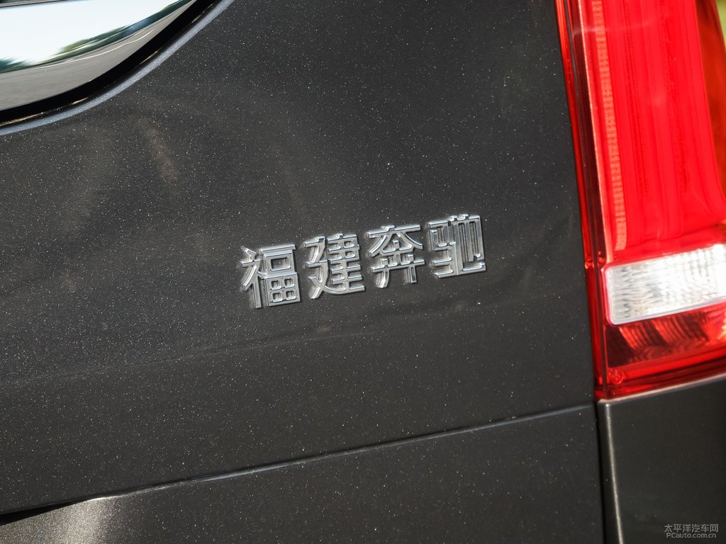 石墨灰奔馳V級(jí)車(chē)尾外觀圖片