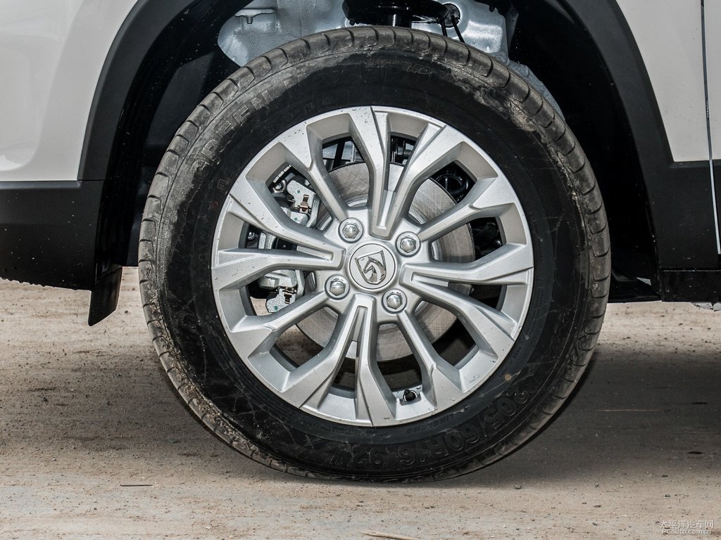 糖果白寶駿510車身外觀圖片