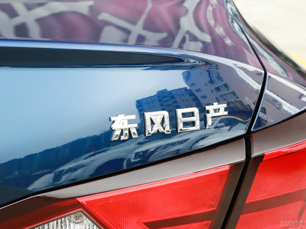 極光藍(lán)天籟車尾外觀圖片