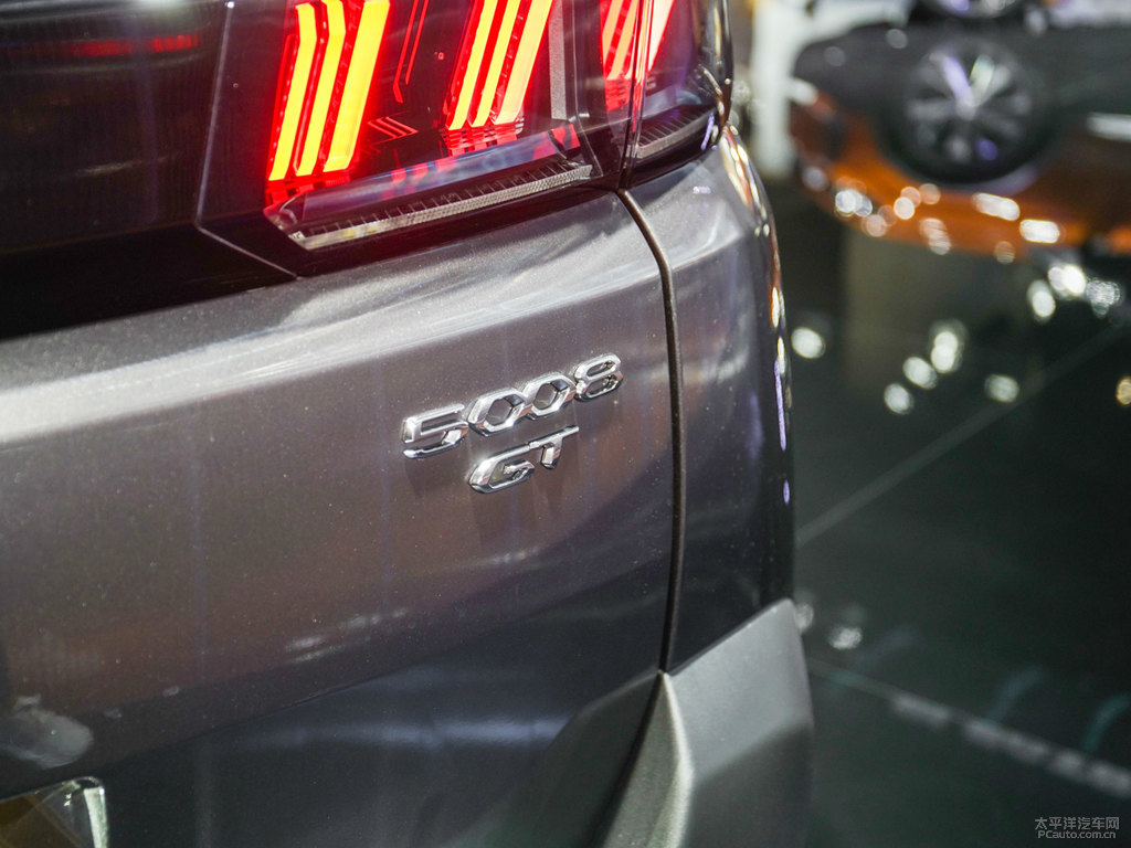 青巖灰標(biāo)致5008車(chē)尾外觀圖片
