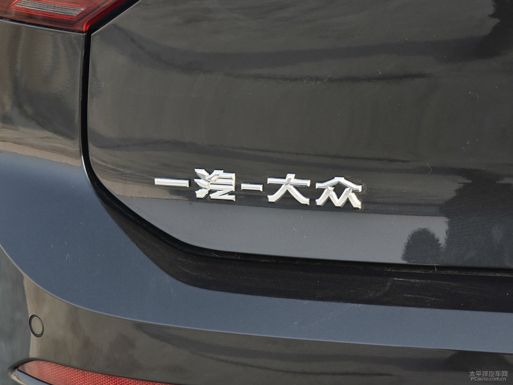 啞光黑高爾夫車尾外觀圖片