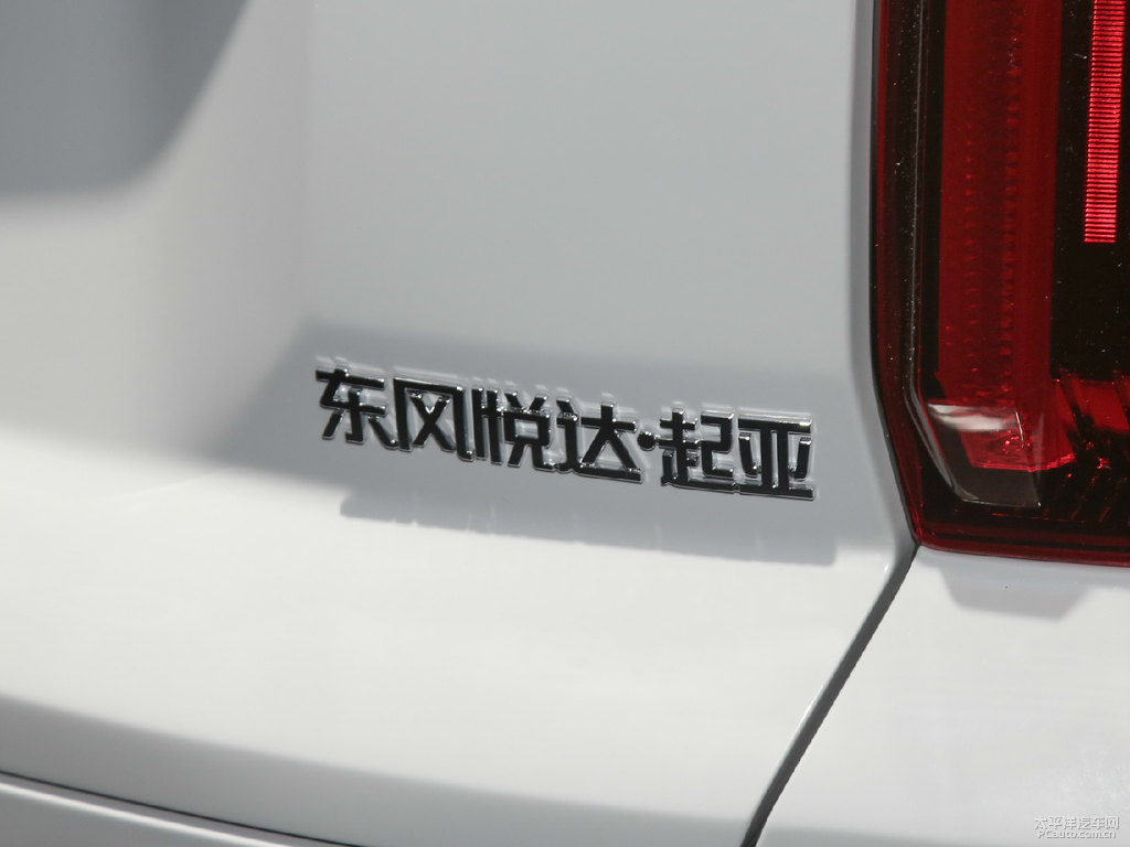 珍珠白智跑車尾外觀圖片