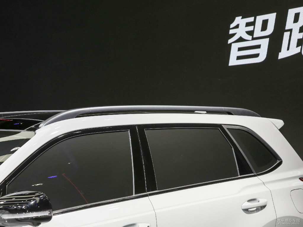珍珠白智跑車身外觀圖片