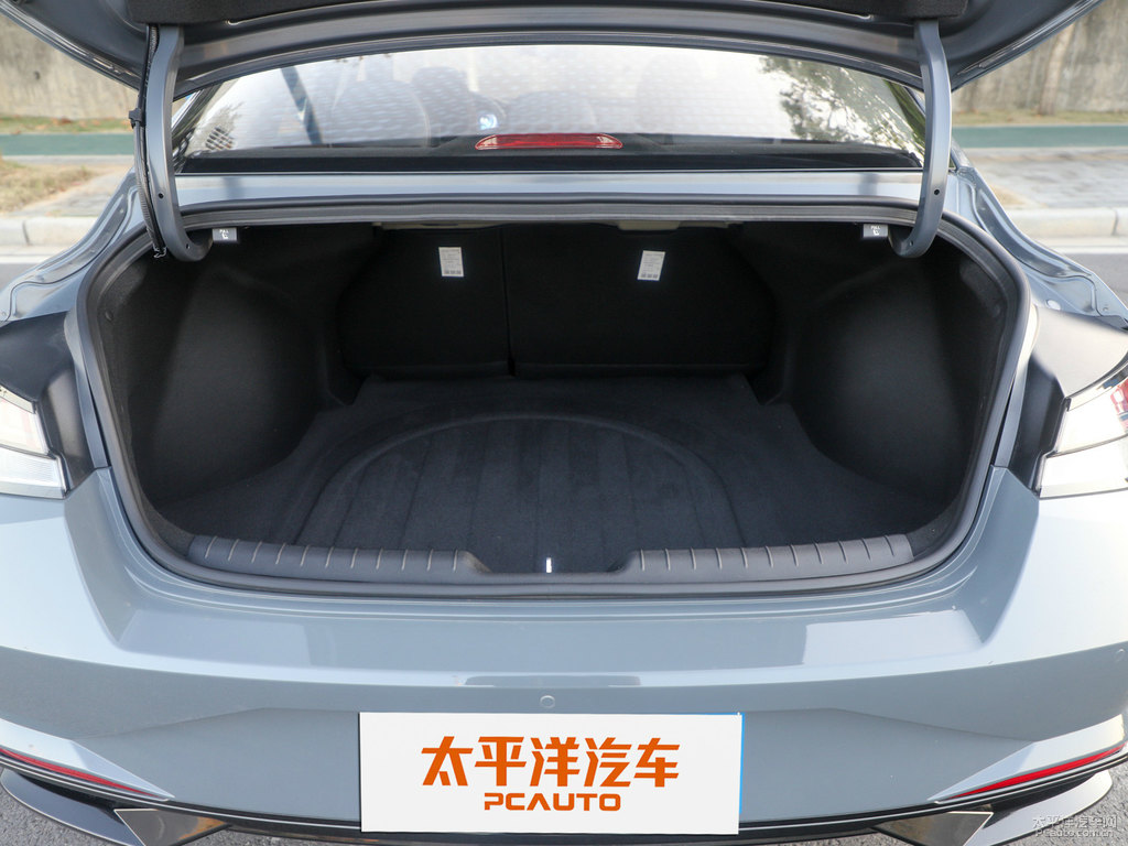 太空灰伊蘭特后備廂空間圖片