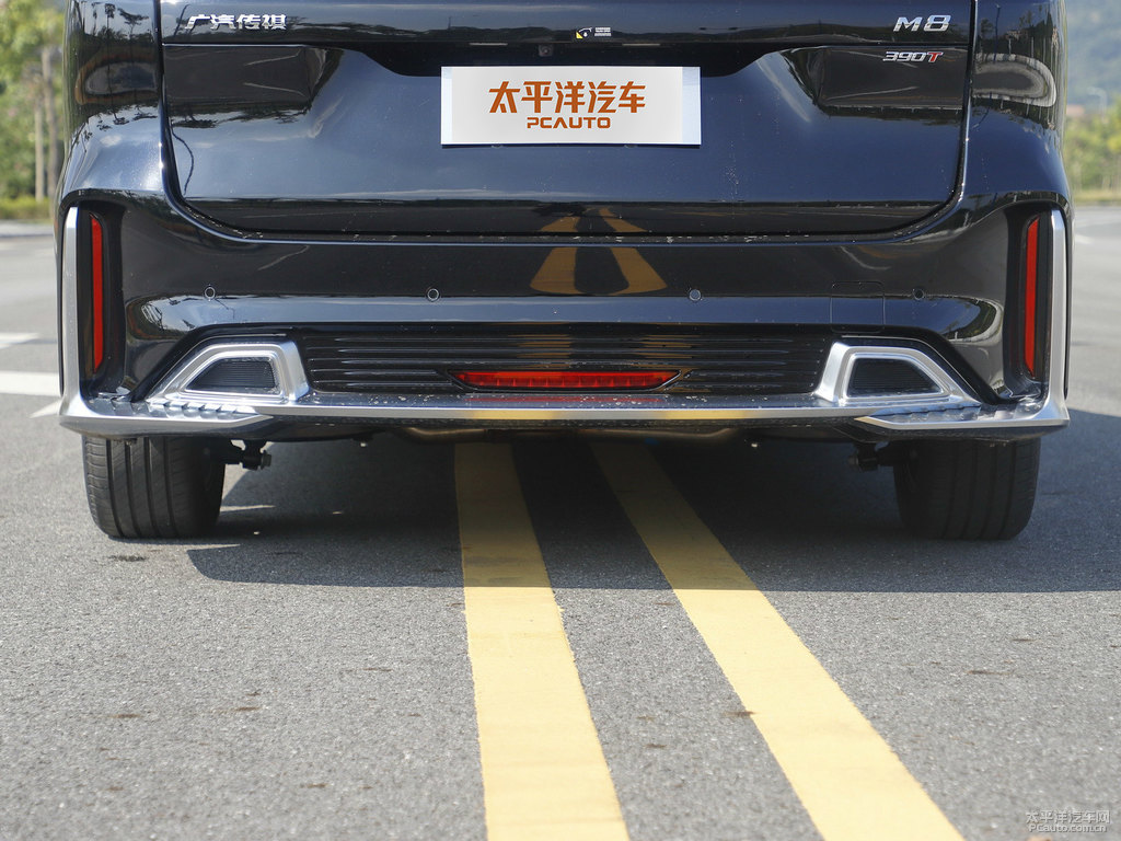 典雅黑傳祺M8車(chē)尾外觀(guān)圖片
