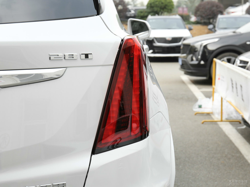 鉆白凱迪拉克XT5車尾外觀圖片