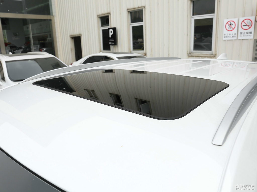 鉆白凱迪拉克XT5車身外觀圖片