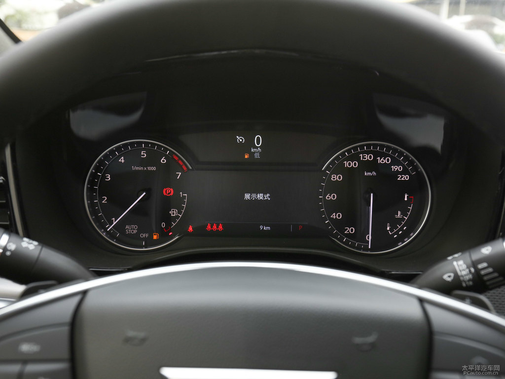 鉆白凱迪拉克XT5中控內(nèi)飾圖片