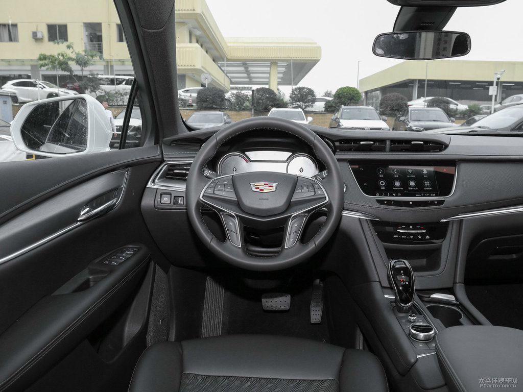 鉆白凱迪拉克XT5中控內(nèi)飾圖片
