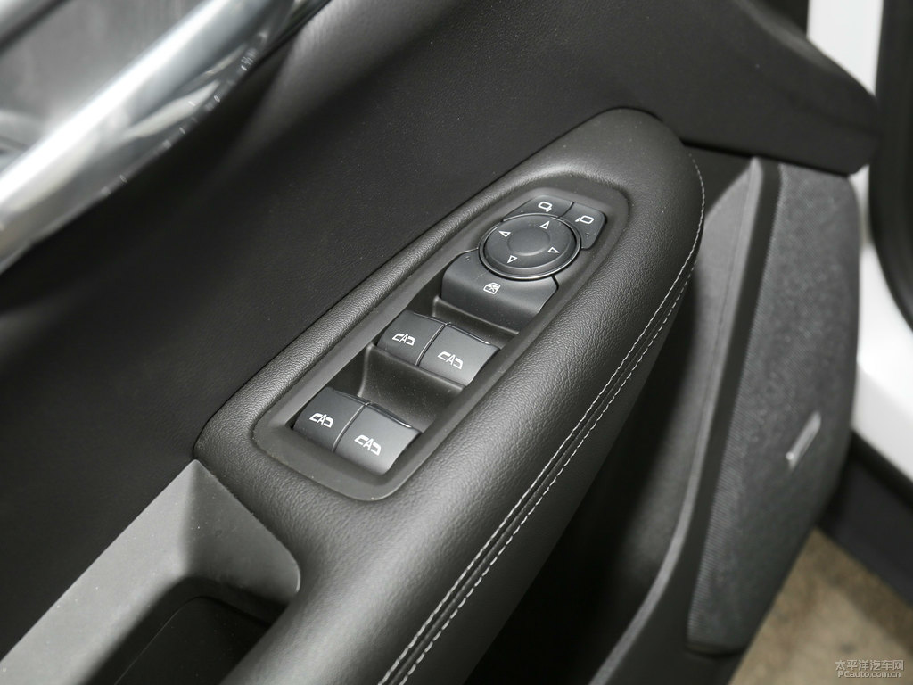鉆白凱迪拉克XT5車廂內飾圖片