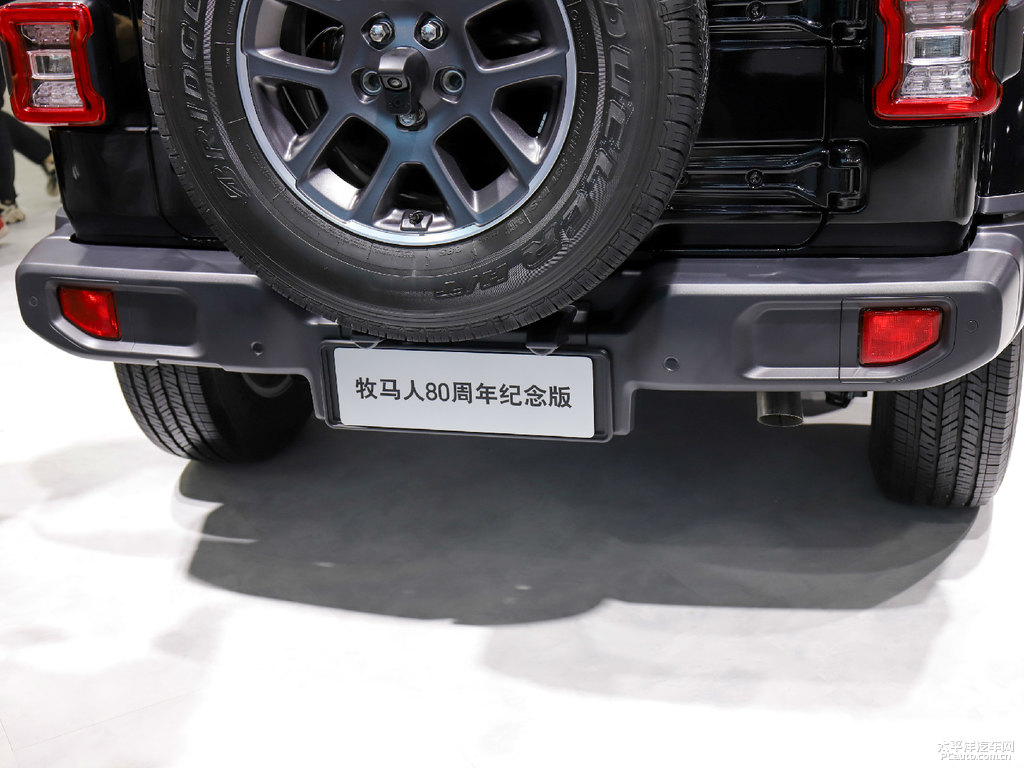 醇黑牧馬人車尾外觀圖片