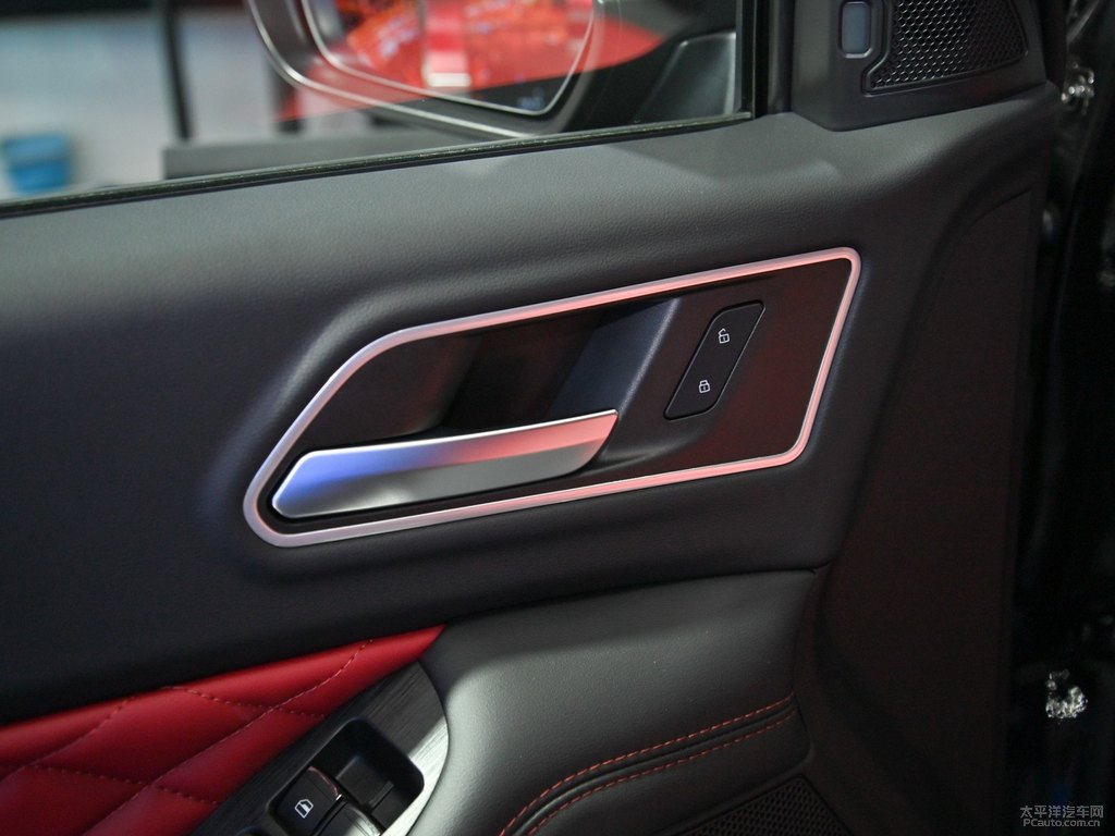 炫晶黑炮車廂內(nèi)飾圖片