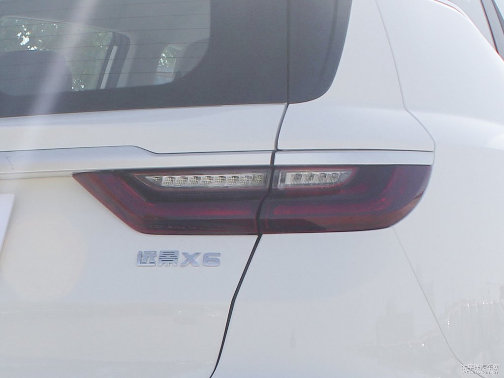 漢玉白遠景X6車尾外觀圖片