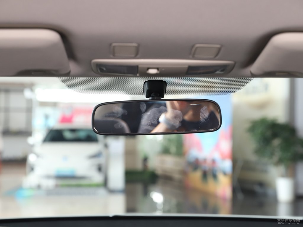 珍珠白歐藍(lán)德車廂內(nèi)飾圖片