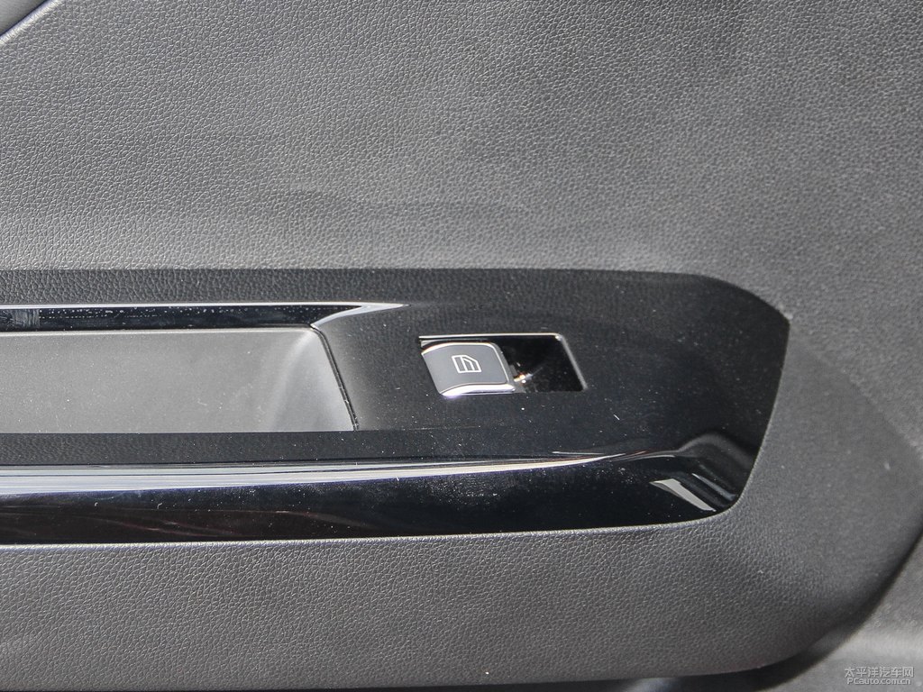 悅動(dòng)紅小鵬G3車廂內(nèi)飾圖片