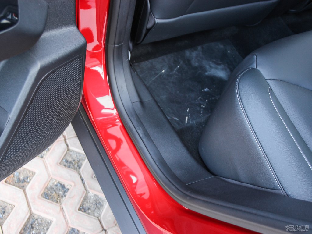 悅動紅小鵬G3車廂內飾圖片