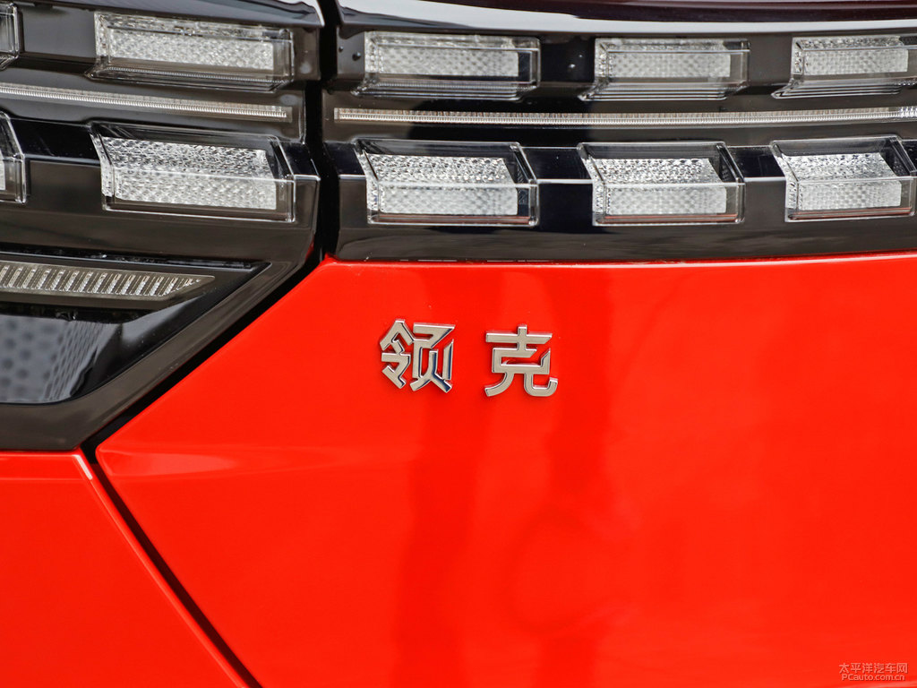 黑+紅領(lǐng)克05車尾外觀圖片