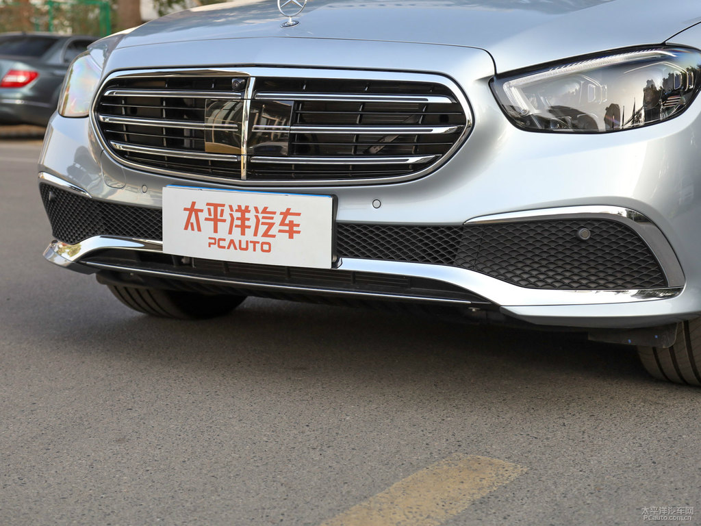 銥銀色奔馳E級車頭外觀圖片