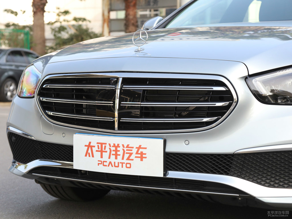 銥銀色奔馳E級(jí)車頭外觀圖片