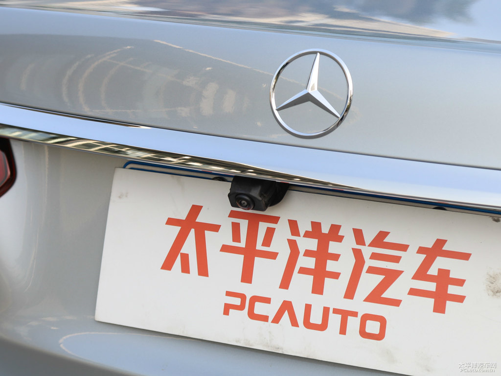 銥銀色奔馳E級(jí)車尾外觀圖片
