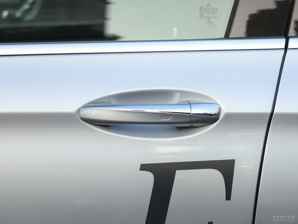 銥銀色奔馳E級車身外觀圖片