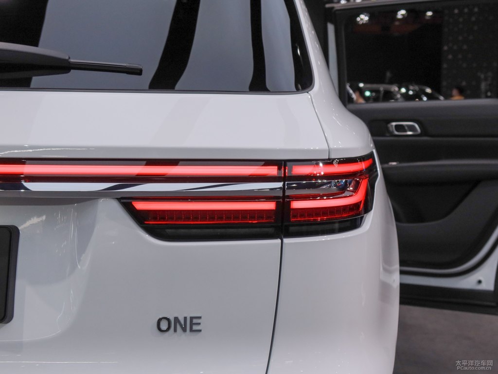 白色理想ONE車尾外觀圖片