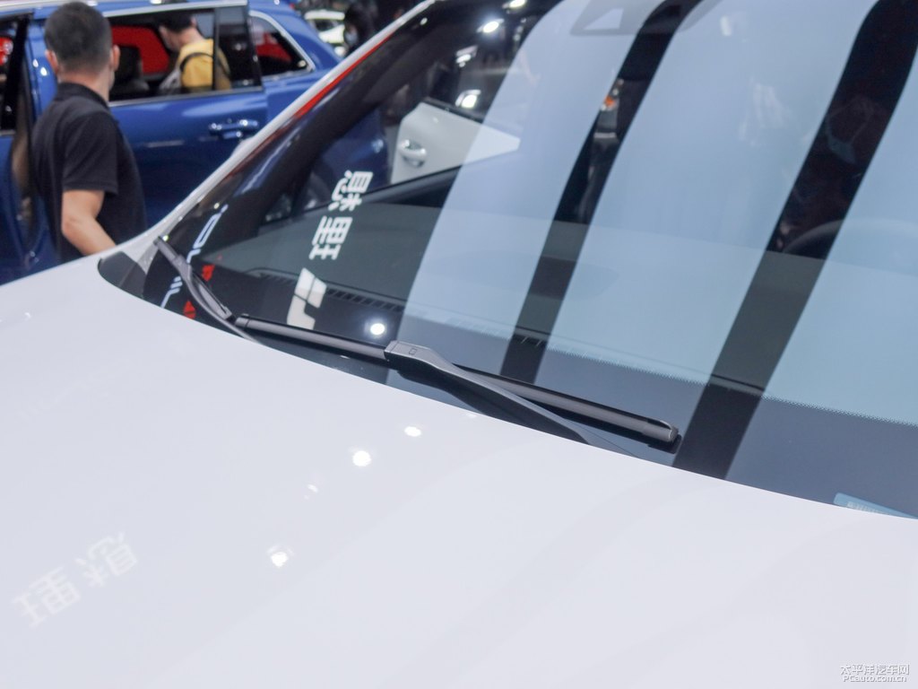 白色理想ONE車身外觀圖片