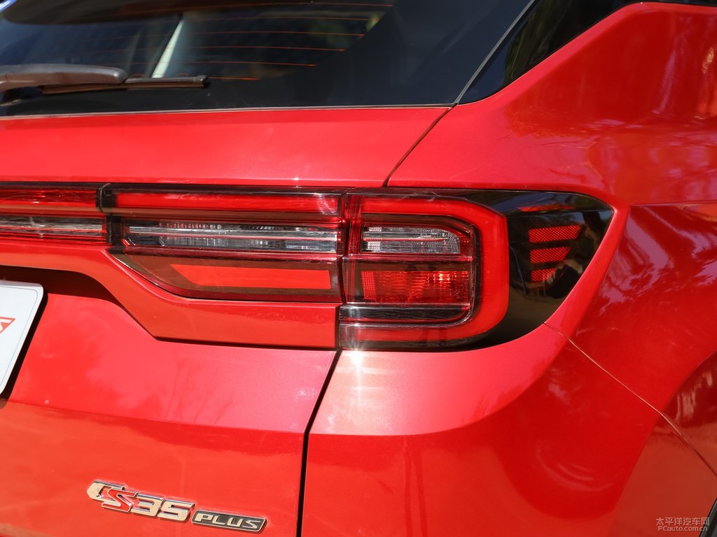 耀動(dòng)紅長(zhǎng)安CS35PLUS車尾外觀圖片