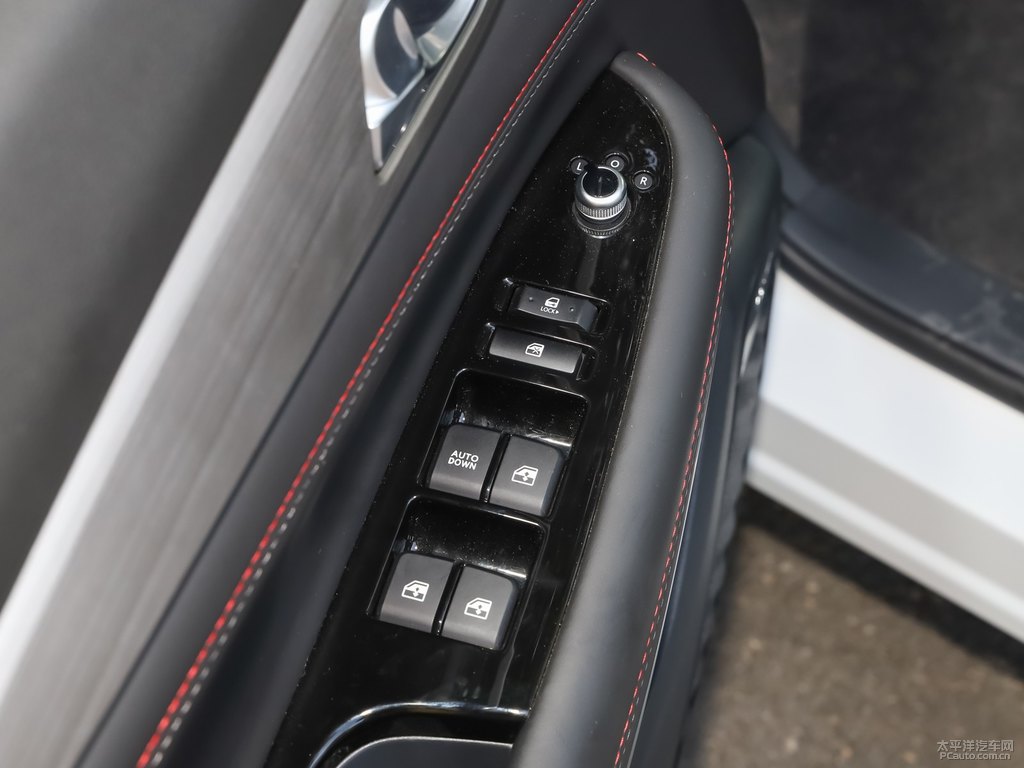 精靈白長(zhǎng)安CS75車(chē)廂內(nèi)飾圖片